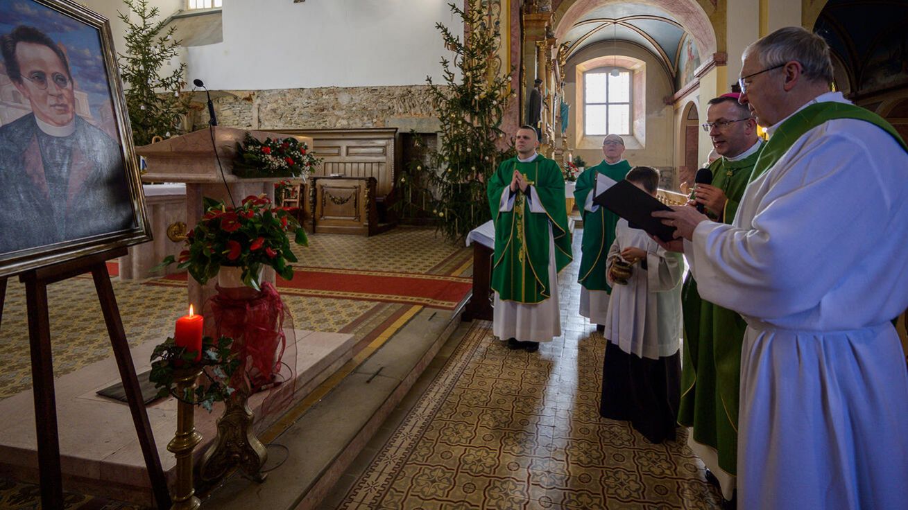 image:Image Na konci mše svaté biskup požehnal obraz s portrétem P. Vinzenze Braunera.