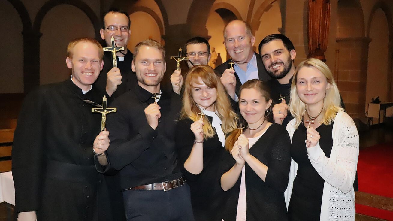 image:Image Obláti a „asociovaní“ se svými misijními křížky při setkání své provincie v Německu.