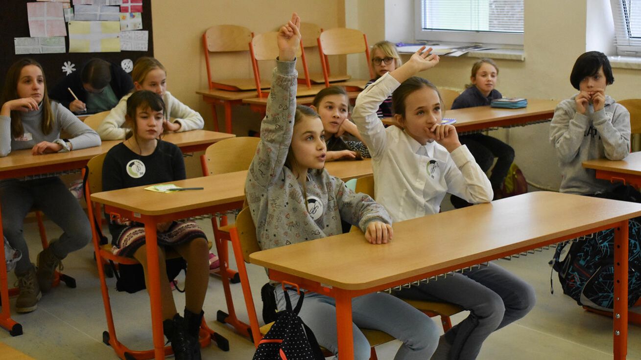 image:Image Přes čtyřicet žáků z 5. a 9. tříd si vyzkoušelo, jak vypadá běžný den na Biskupském gymnáziu v Ostravě. Budoucí uchazeči o studium ve čtvrtek 26. ledna prožili nejen ukázkové hodiny chemie, informatiky i dalších předmětů, ale i přestávky s možností zahrát si šachy nebo vyrazit do školního bufetu.