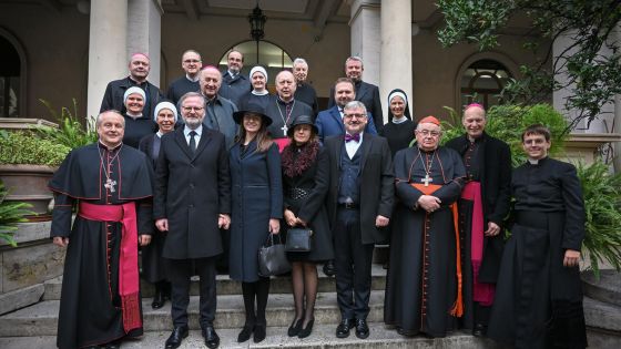 image:Image STÁTNÍ I CÍRKEVNÍ DELEGACE SPOLEČNĚ. Na pohřeb Benedikta XVI. se vypravili minulý čtvrtek 5. ledna vládním speciálem zástupci veřejné správy i církve. Na schodech Papežské koleje Nepomucenum v Římě se tak při krátké zastávce stihli vyfotit představitelé vlády, České biskupské konference, řeholí i diplomatického sboru.