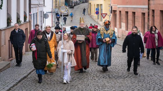 image:Image Biskup, hejtman a primátor se s tříkrálovou koledou vydali na instituce sídlící v Olomouci i do ulic města.