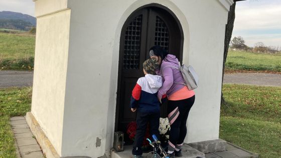 image:Image Malí poutníci celoročně putují po jablunkovských kapličkách a sbírají razítka. Marek navštívil kapličku Matky Boží Čenstochovské v necelé tři kilometry vzdáleném Bartkově.