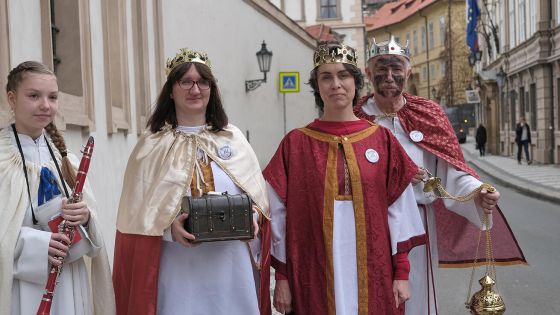 image:Image Koledníci před budovou Senátu.