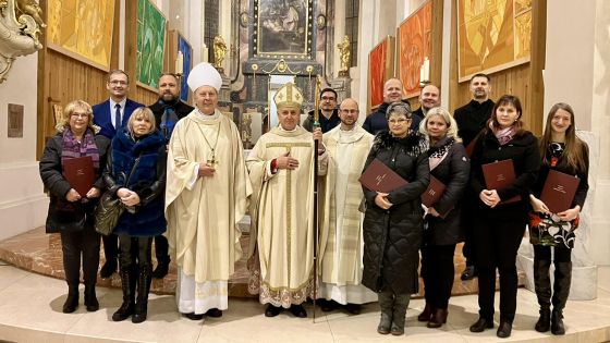 image:Image Biskup předal charitním zaměstnancům nové stanovy.
