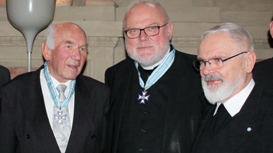 image:Image Franz Olbert (první zleva) při vyznamenání bavorským řádem za zásluhy společně s mnichovským arcibiskupem Reinhardem Marxem a dlouholetým vedoucím pražské kanceláře spolku Ackermann-Gemeinde Mons. Antonem Ottem, který zesnul v prosinci 2021.
