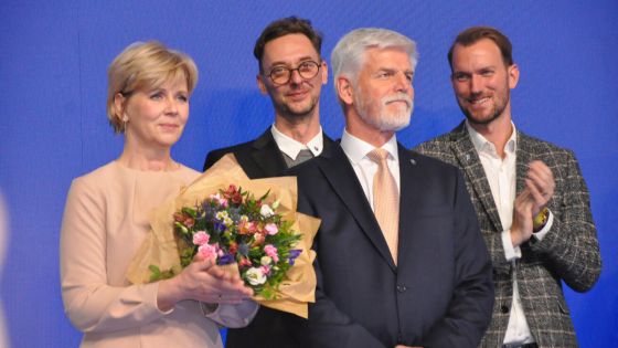 image:Image Prezidentský pár Eva a Petr Pavlovi ve volebním štábu po vyhlášení výsledků.