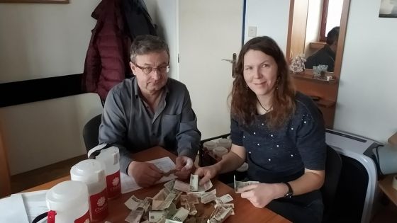 image:Image Ředitel Městské charity Plzeň Pavel Janouškovec se spolupracovnicí Milenou Sojkovou strávili sčítáním výnosu Tříkrálové sbírky na úřadu Plzně 1 několik hodin.