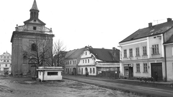 image:Image Kostel Čtrnácti svatých pomocníků byl až do své demolice v roce 1973 dominantou náměstí.