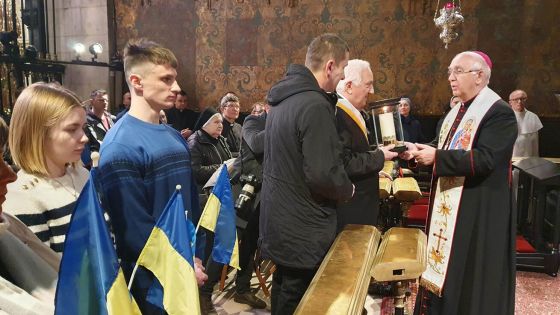 image:Image „Světlo naděje“ pro Ukrajinu rozsvítili polští věřící minulý týden v poutní svatyni v Čenstochové od plamene věčného světla před tamním mariánským obrazem. Poté je převezli do Lvova, kde je s humanitární pomocí předali tamnímu arcibiskupovi Mieczysławu Mokrzyckému. Ten je rozeslal do dalších částí země.