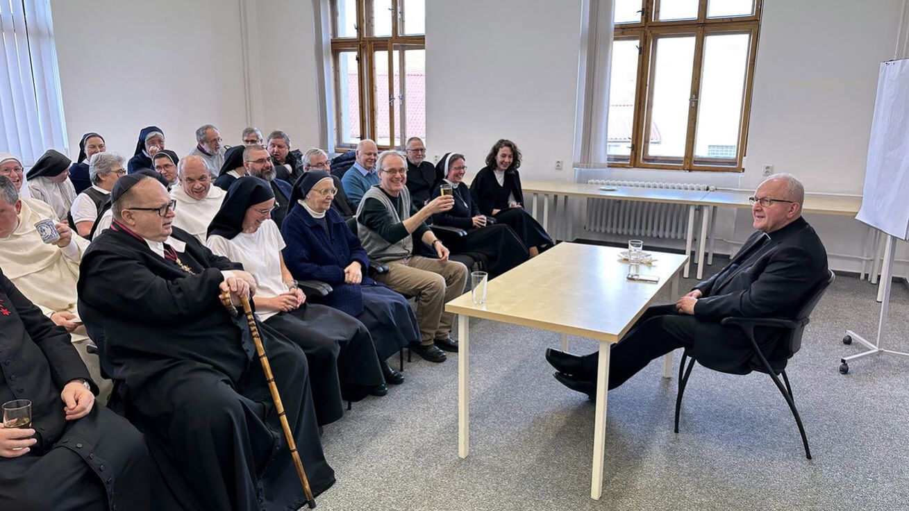 image:Image Řeholníci spolu s biskupem.