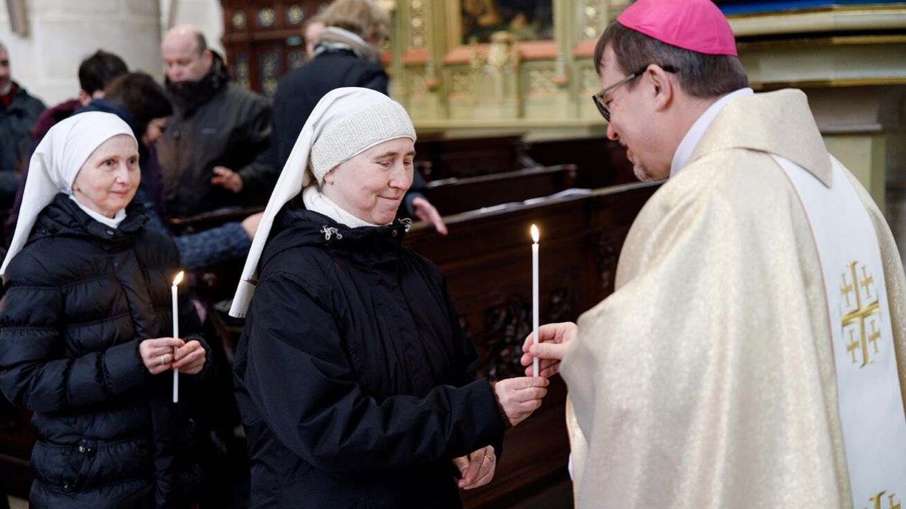image:Image Desítky zasvěcených osob přinášely v katedrále sv. Bartoloměje biskupu Tomáši Holubovi svíce jako symbol Ježíšova světla.