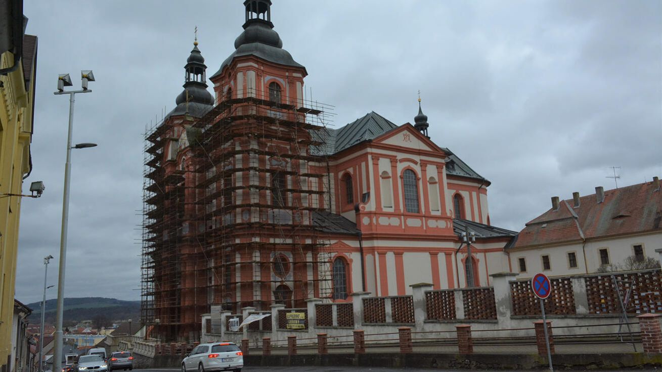 image:Image Přeštický kostel nyní ještě zakrývá lešení.