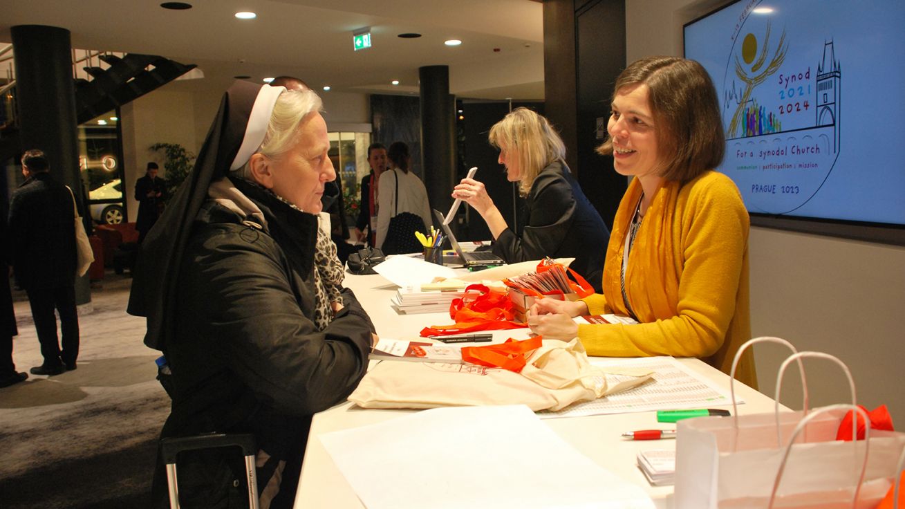 Františkánka Mirona Turzyńska, účastnice synody za Polskou biskupskou konferenci, při registraci hostů.  image:Image Františkánka Mirona Turzyńska, účastnice synody za Polskou biskupskou konferenci, při registraci hostů.