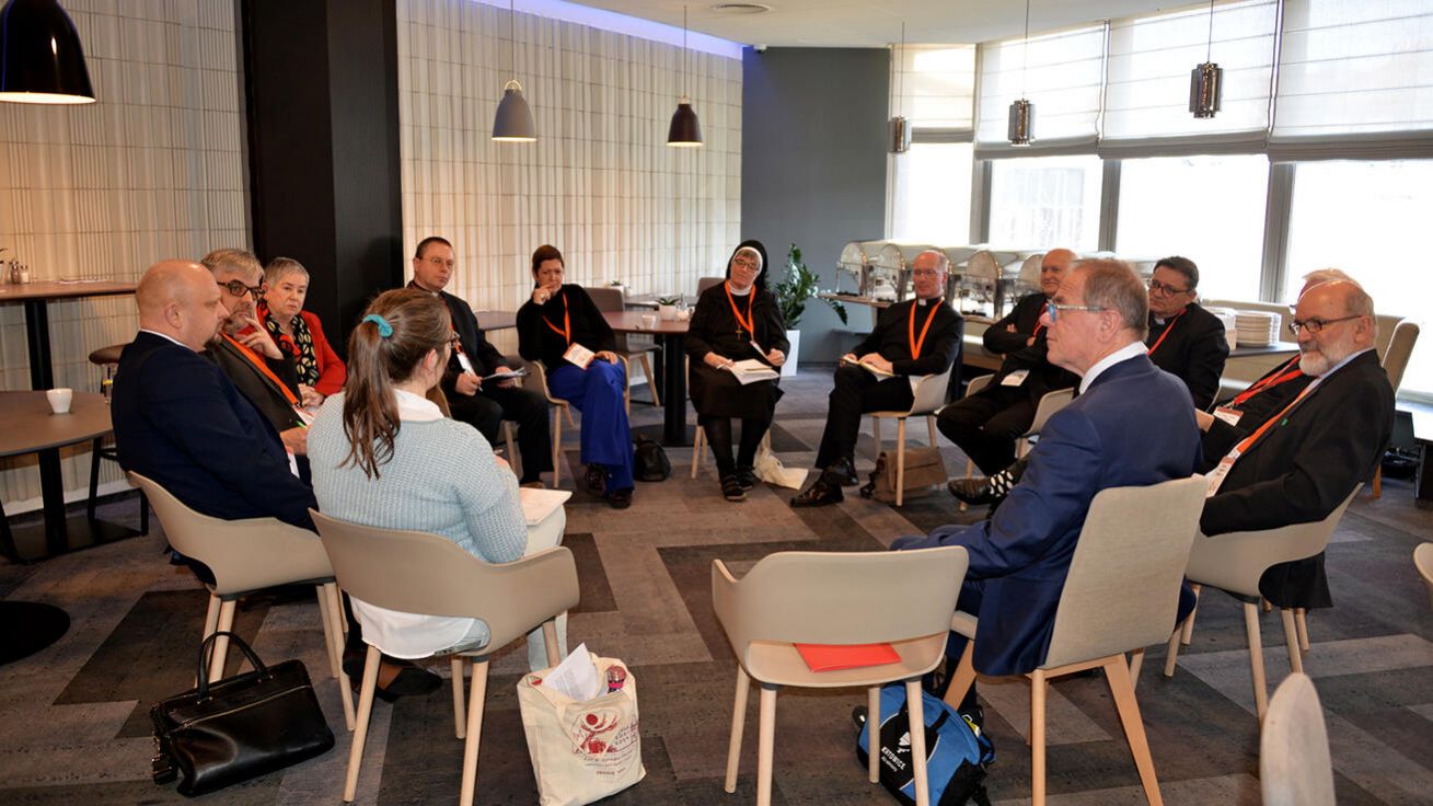 image:Image V synodálních skupinách se vždy sešlli duchovní s laiky, ženy s muži i mladí i starší lidé.