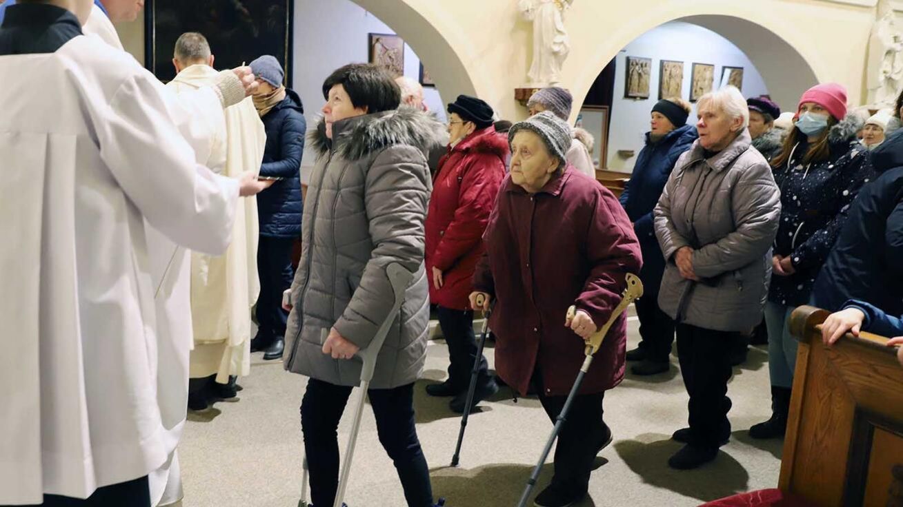 image:Image Věřící připutovali do Žarošic na pouť nemocných.