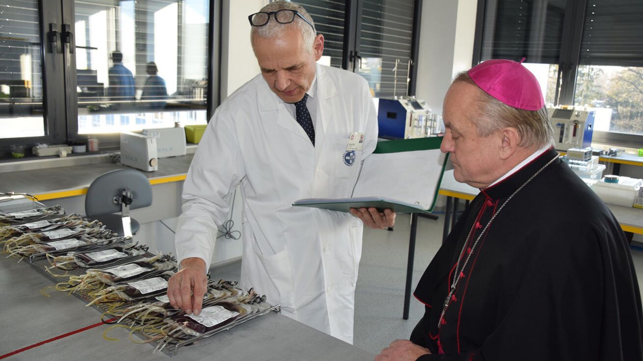 image:Image U příležitosti Světového dne nemocných navštívil ve čtvrtek 9. února biskup Jan Vokál transfúzní oddělení Fakultní nemocnice v Hradci Králové.