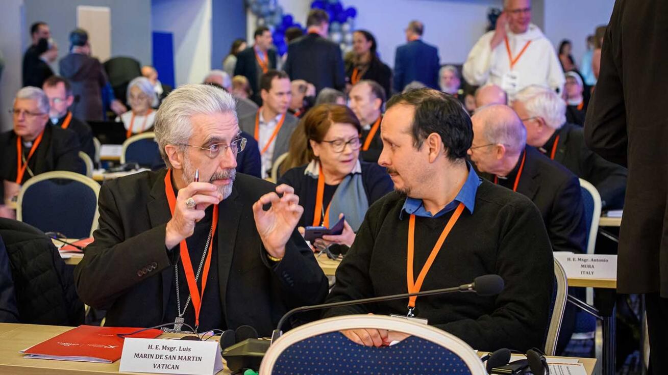 image:Image Během přestávky. V popředí zleva Mons. Luis Marin de San Martin a Mauricio Lopez Oropeza ze sekretariátu synody.