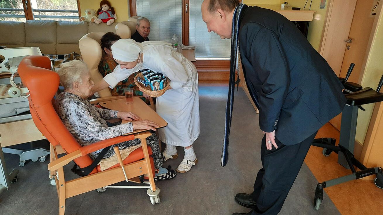 image:Image Biskup Pavel Posád navštívil nemocné v Prachaticích.