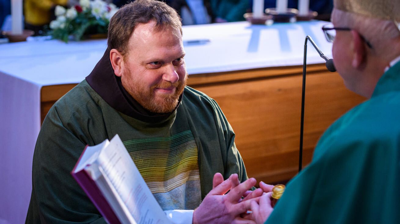 image:Image Bernard Ondřej Mléčka přijal kněžské svěcení z rukou litoměřického biskupa Jana Baxanta.