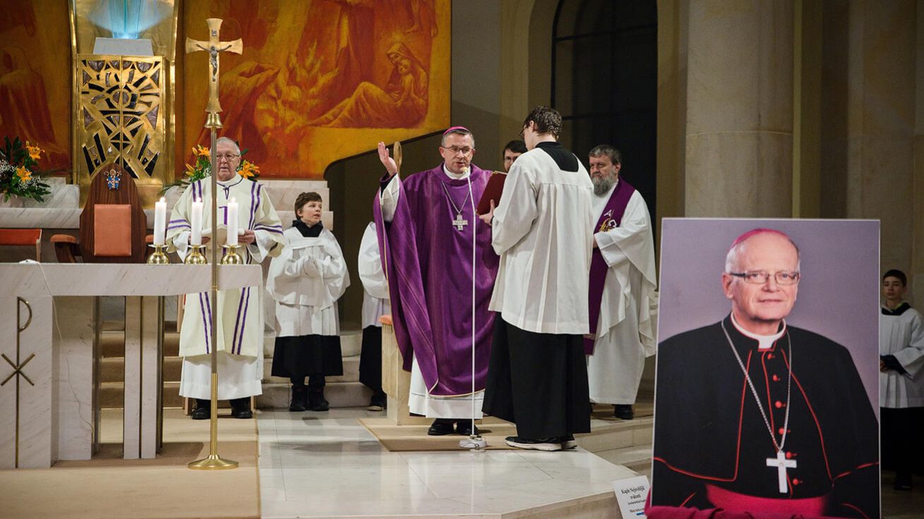 image:Image Mši svatou v katedrále Božského Spasitele za biskupa Františka Václava Lobkowicze slavil apoštolský administrátor Martin David spolu s kněžími diecéze.