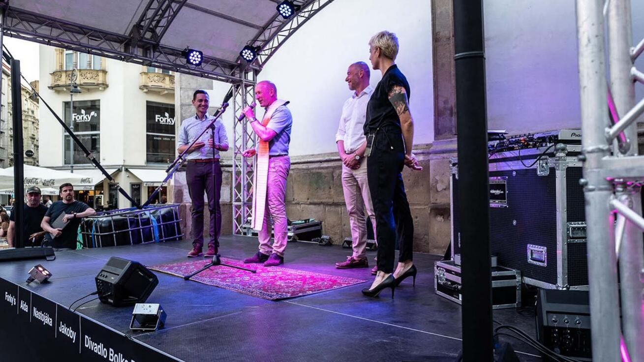 image:Image P. Jan Pacner při zahájení festivalové sezony na pódiu, které přiléhá k brněnskému kostelu sv. Jakuba.