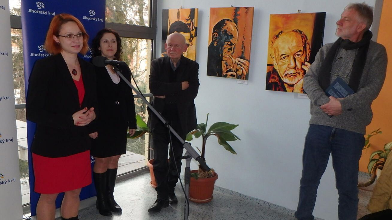 image:Image Účastníci vernisáže (zleva) malířka Claudi Ondok, budějovická primátorka Dagmar Škodová Parmová, spoluautor knihy Jihočeské osobnosti Vladimír Novotný a senátor Tomáš Jirsa.