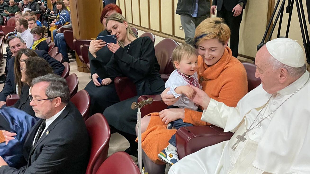image:Image Papež v nové synodální aule Vatikánu zhlédl dokumentární film o válce proti Ukrajině a setkal se s ukrajinskými uprchlíky.