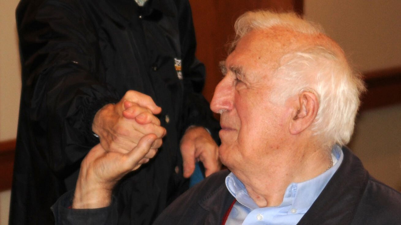 image:Image „Myslel jsem si, že nic autentičtějšího ani být nemůže,“ vzpomíná P. Jindřich Kotvrda na svá setkání s Jeanem Vanierem, který je na snímku (vpravo) s jedním z členů Archy.