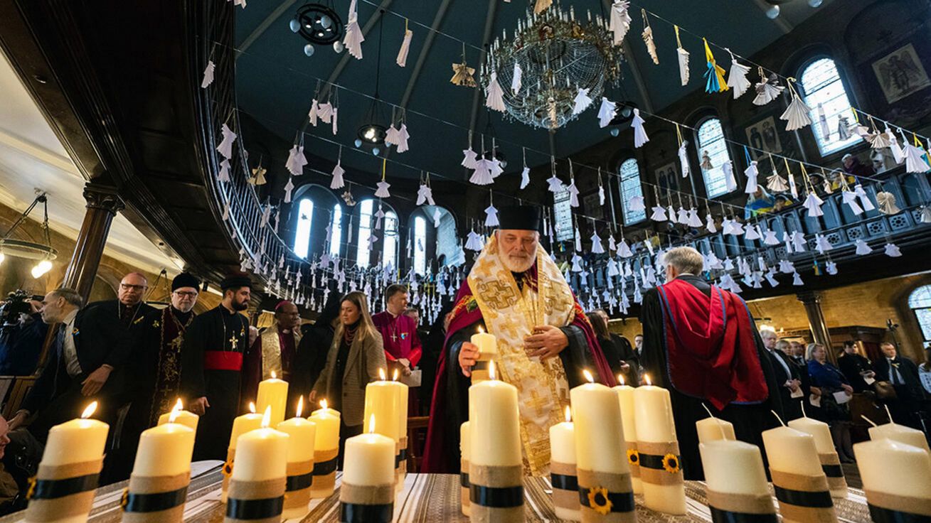 image:Image K prosbám za mír se k výročí invaze sešli křesťané a veřejní činitelé na Ukrajině i v mnoha dalších zemích. V londýnské řeckokatolické katedrále předsedal tamní ukrajinský biskup Kenneth Nowakowski (na snímku) ekumenické modlitbě, při které přítomní vzpomněli na oběti této války. Několik stovek zabitých ukrajinských dětí symbolizovali zavěšení papíroví andělíčci.
