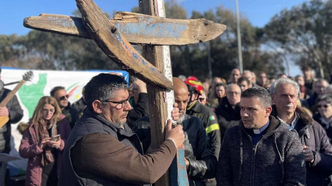 image:Image „AŤ SE CESTY NADĚJE JIŽ NEPROMĚŇUJÍ V CESTY SMRTI. Kéž průzračné vody Středozemního moře už nikdy nezalije krev,“ prohlásil papež na závěr nedělní modlitby Anděl Páně k neštěstí u italského pobřeží, kde 26. února ztroskotala loď s migranty. O život přišlo nejméně 71 lidí včetně mnoha dětí. „Kéž nám Pán dá sílu pochopit a plakat,“ řekl viditelně dojatý František. Přeživším uprchlíkům pomáhá v Kalábrii i místní církev. V neděli na pobřeží uspořádala pobožnost křížové cesty s křížem ze dřeva ztroskotaného plavidla.