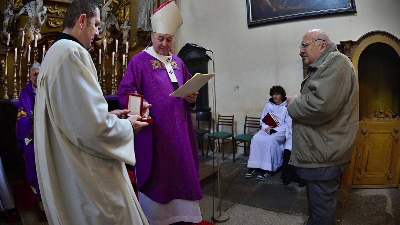 image:Image Během bohoslužby konané při příležitosti 30. výročí Charity Starý Knín ocenil pražský arcibiskup Jan Graubner medailí ředitele Charity Stanislava Žáka.