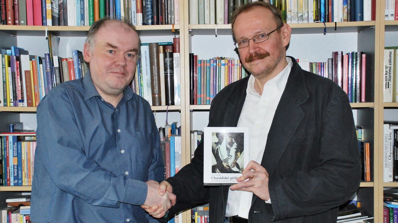 image:Image Vítězem 25. ročníku literární ankety Dobrá kniha se stal Pavel Hošek s Chasidskými příběhy. Na snímku s editorem ankety.
