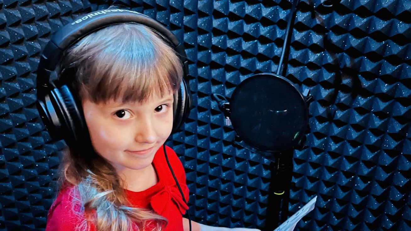 image:Image Eliška Hrnčířová v nahrávacím studiu.