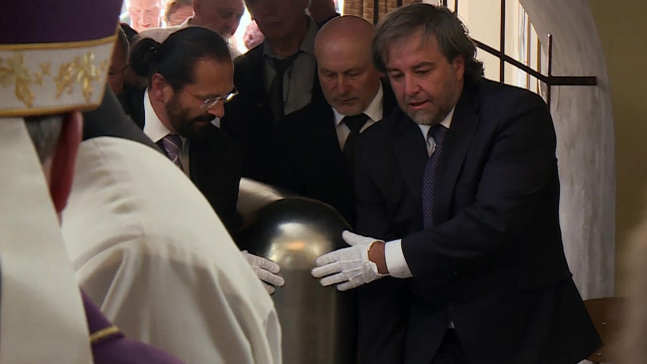 image:Image Po nezbytném antropologickém a genetickém zkoumání, které potvrdilo pravost tělesných ostatků, byly vloženy do zvláštní schrány a v červenci 2015 uloženy do středu kostela v Číhošti.