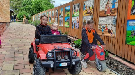 image:Image Když se okolí fary promění v hřiště a kino