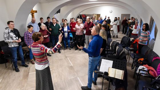 image:Image Oblastní setkání charismatické obnovy proběhlo na Biskupství plzeňském 18. února. Hlavním přednášejícím byl Jiří Janeček, modlitbu vedla Pavlína Anderlová, oba z Koinonie Jan Křtitel.
