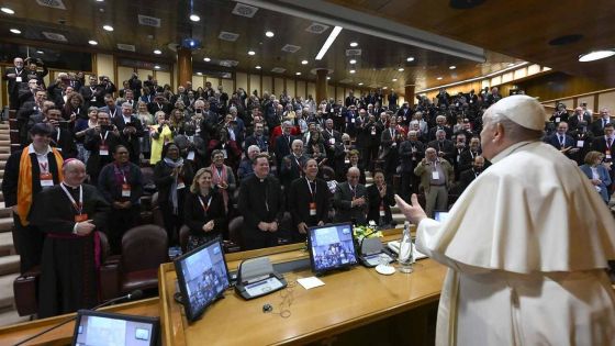image:Image „Tak tomu bylo i ve chvílích velké obnovy a misijního rozmachu: pastýři a věřící laici společně. Ne izolovaní jednotlivci, ale lid, který evangelizuje! Svatý Boží lid,“ poznamenal papež ke společné cestě duchovních a laiků.