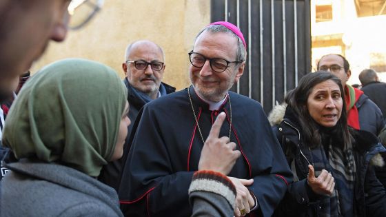 image:Image Kardinál Claudio Gugerotti odjel do Sýrie a Turecka jako posel papežovy blízkosti a solidarity. Na snímku v aleppské františkánské farnosti.
