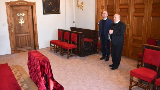 image:Image Závěr setkání biskupa s pardubickým hejtmanem se uskutečnil v rezidenční kapli sv. Karla Boromejského.