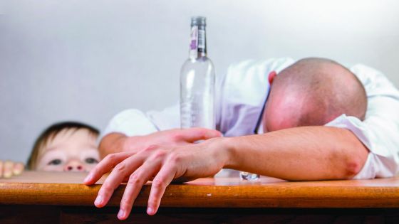 image:Image Ve spotřebě alkoholu jsme světoví. Rozpadají se kvůli němu rodiny a způsobuje mnohonásobně víc nehod, nemocí i úmrtí než jiné drogy.