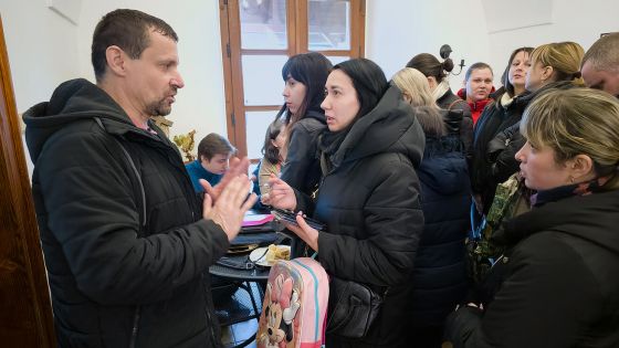 image:Image Vojtěch Vlček (vlevo) je na farním setkání v jednom kole. Tentokrát potravinovou pomoc dostalo víc než 170 lidí ze šedesátky rodin.