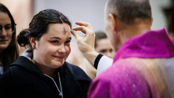 image:Image V jezuitském kostele v Brně slavil Popeleční středu olomoucký pomocný biskup Antonín Basler.