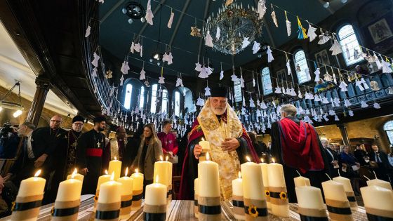 image:Image K prosbám za mír se k výročí invaze sešli křesťané a veřejní činitelé na Ukrajině i v mnoha dalších zemích. V londýnské řeckokatolické katedrále předsedal tamní ukrajinský biskup Kenneth Nowakowski (na snímku) ekumenické modlitbě, při které přítomní vzpomněli na oběti této války. Několik stovek zabitých ukrajinských dětí symbolizovali zavěšení papíroví andělíčci.