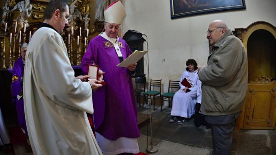 image:Image Během bohoslužby konané při příležitosti 30. výročí Charity Starý Knín ocenil pražský arcibiskup Jan Graubner medailí ředitele Charity Stanislava Žáka.