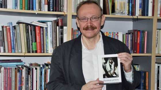 image:Image Vítěz Dobré knihy Pavel Hošek se svým úspěšným titulem při návštěvě redakce KT.