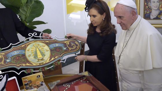 image:Image Kultura, ze které pocházíme, ovlivňuje i podobu našich setkání s Bohem. Na fotografii je papež František s argentinskou prezidentkou Cristinoua Fernández de Kirchner, která mu při své návštěvě Vatikánu v roce 2014 přivezla i dary z jeho rodné země.
