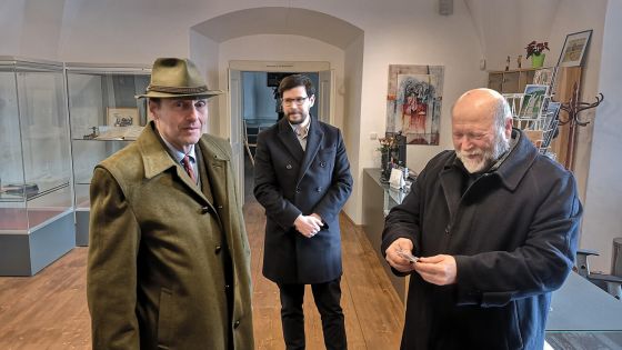 image:Image Předání vzácné relikvie se zúčastnili Karl Eugen Czernin a P. Jiří Špiřík.
