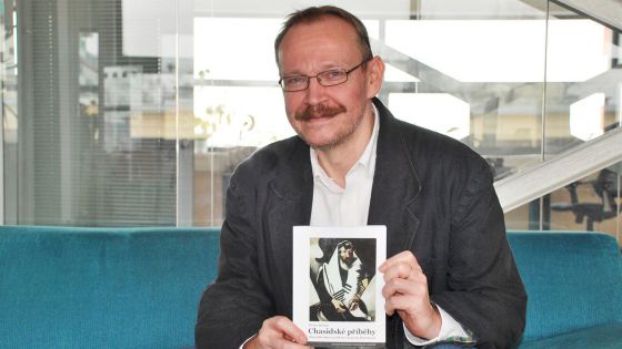 image:Image Teolog Pavel Hošek se svou knihou.