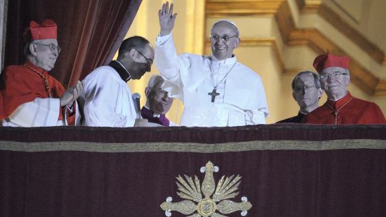 image:Image První pozdrav nového papeže z balkonu Svatopetrské baziliky těsně po jeho zvolení 13. března 2013.