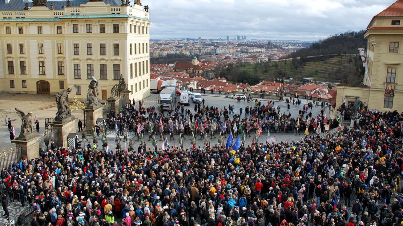 image:Image Pohled z arcibiskupství na zaplněné Hradčanské náměstí.